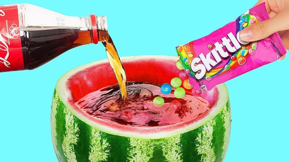 ЛАЙФХАКИ, КОТОРЫЕ СТОИТ ЗНАТЬ ВСЕМ 
Посмотрите подборку разных полезных лайфхаков, которые облегчат вашу жизнь. Вы узнаете, как быстро заморозить воду, самый крутой летний десерт и самые быстрые способы порезать арбуз.
Нам нравятся быстрые и вкусные рецепты десертов, ведь мы не хотим проводить много времени на кухне. Можно сделать идеальный арбузный торт. Этот торт очень вкусный, идеальный десерт для летних вечеринок. Для этого простого рецепта обрежьте кожуру, потом помажьте взбитыми сливками, посыпьте ягодами и шоколадом. Если нужно быстро заморозить воду, подогрейте ее и влейте в формочки для льда.
Шарики – красивое и дешевое украшение для вечеринки. Попробуйте сделать двойной шарик своими руками. Чтобы это сделать, вам понадобятся палочки и 2 шарика разного размера. Вставьте одну палочку в маленький шарик. После этого аккуратно вставьте маленький шарик палочкой в большой. Осторожно вытащите палочку и сначала надуйте маленький шарик. После этого надуйте большой и завяжите узел на обоих.
Вы когда-нибудь мыли ванну колой? Да, можно колой отмыть кран и туалет. Кроме того, можно почистить грязные зеркала машины колой. Налейте колу на ржавые болты на несколько минут, и результат вас удивит. Кола отлично лечит укусы пчел и комаров. Еще один способ использовать колу – осветлить волосы.
Вы узнаете, как сделать недорогие хлопушки для вечеринки, сэндвичи с маршмеллоу. Посмотрите нашу подборку полезных пляжных лайфхаков, чтобы сделать отпуск комфортнее!