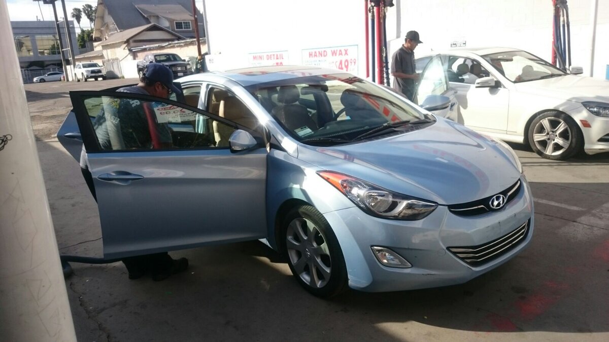 После основной мойки идет чистка салона 