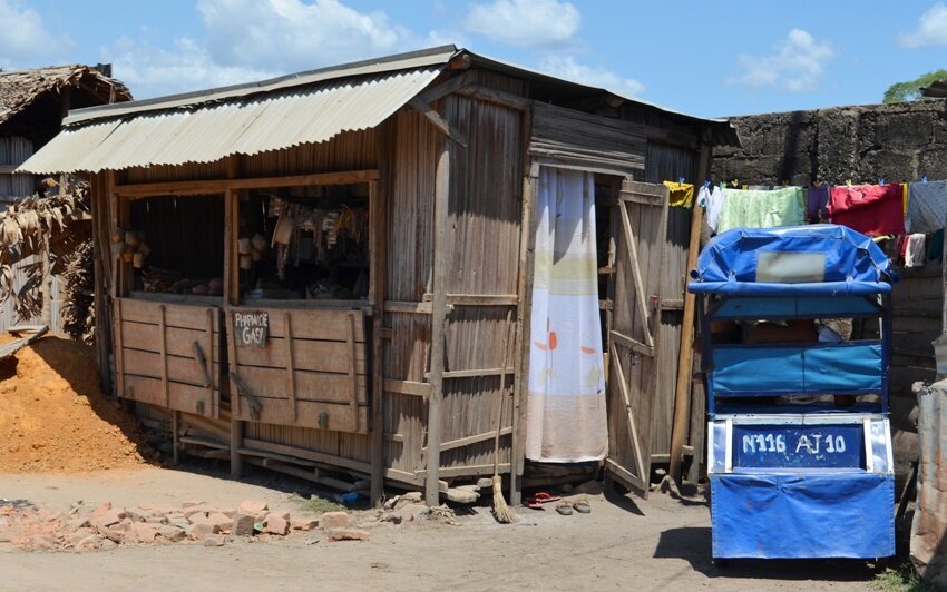 2. "Такси" стоящее рядом - это муж приехал на обед.

