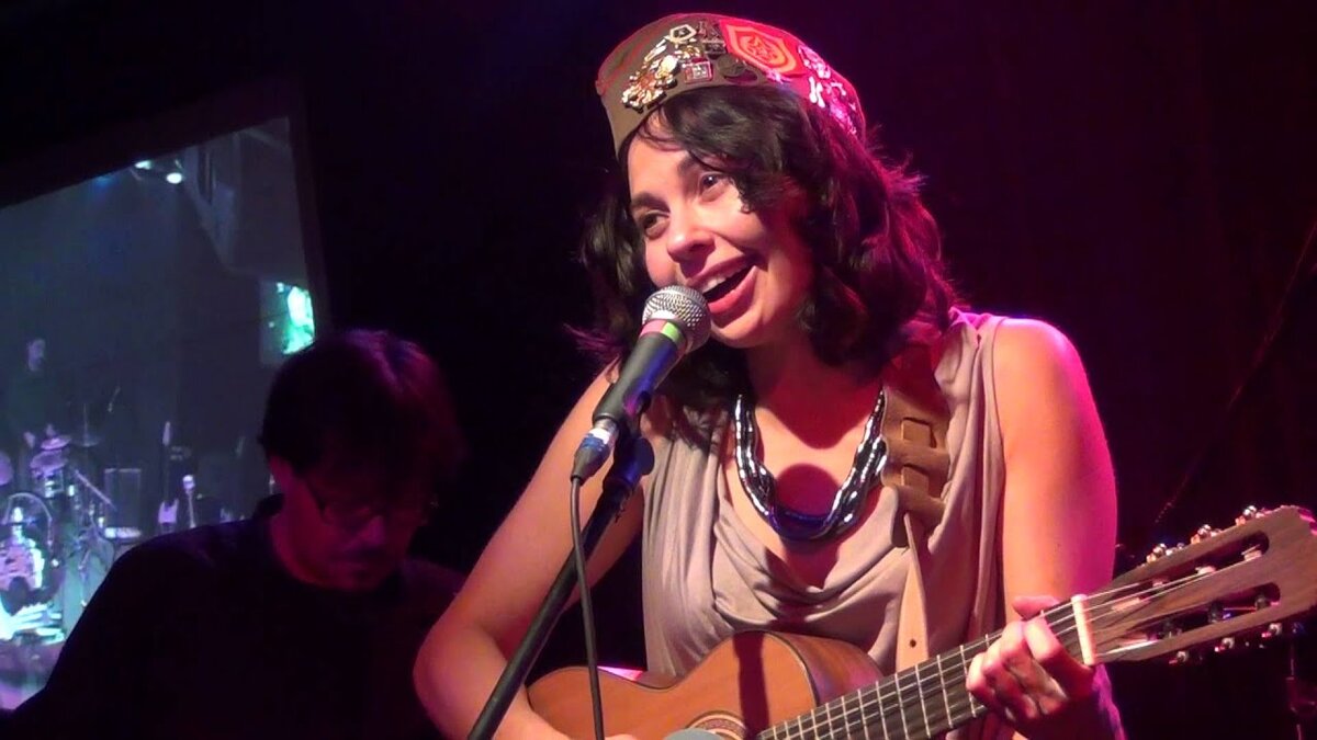 Мишель Гуревич (a.k.a. Chinawoman) во время выступления в клубе «16 тонн» в Москве.