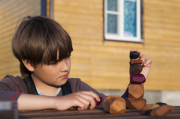 сын с очень серьезным видом занят поиском баланса