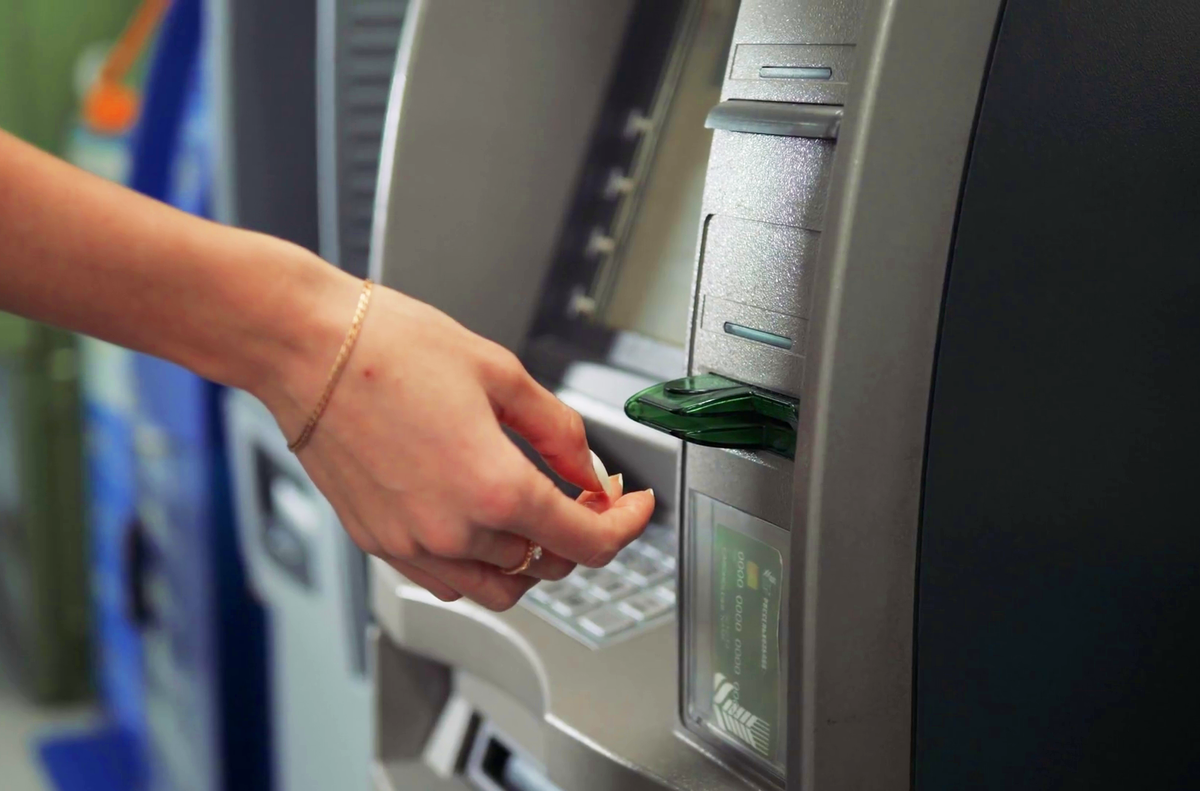 Мошенничество с банкоматами. Банкомат. Женщина у банкомата. Мошенничество через Банкомат. Деньги в банкомате.
