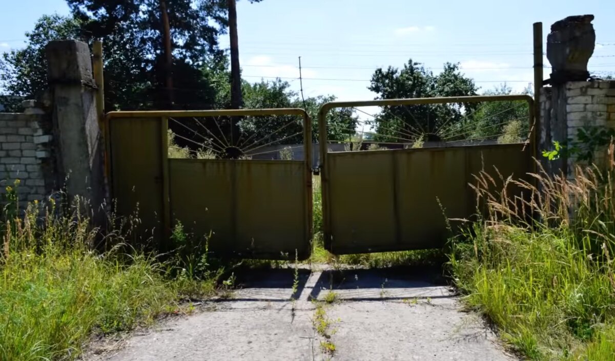 Въездные ворота части военного городка №9 в/ч 10876. Склады МТО и ВВТ.