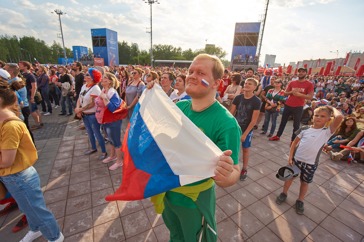 Болельщики преисполнены решимости достойно встретить победу своей сборной. ( или хотя бы ничью). Флаги на щеках. Флаги на головах. Флаги в руках.  Только успевай - забивай!