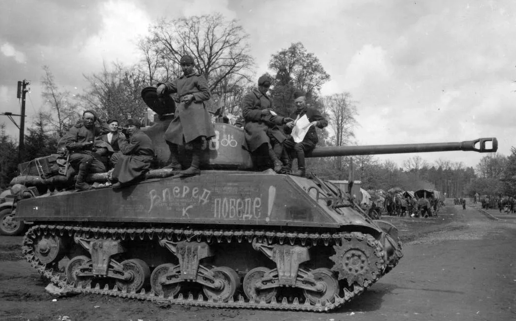 Советские солдаты на американском танке Шерман