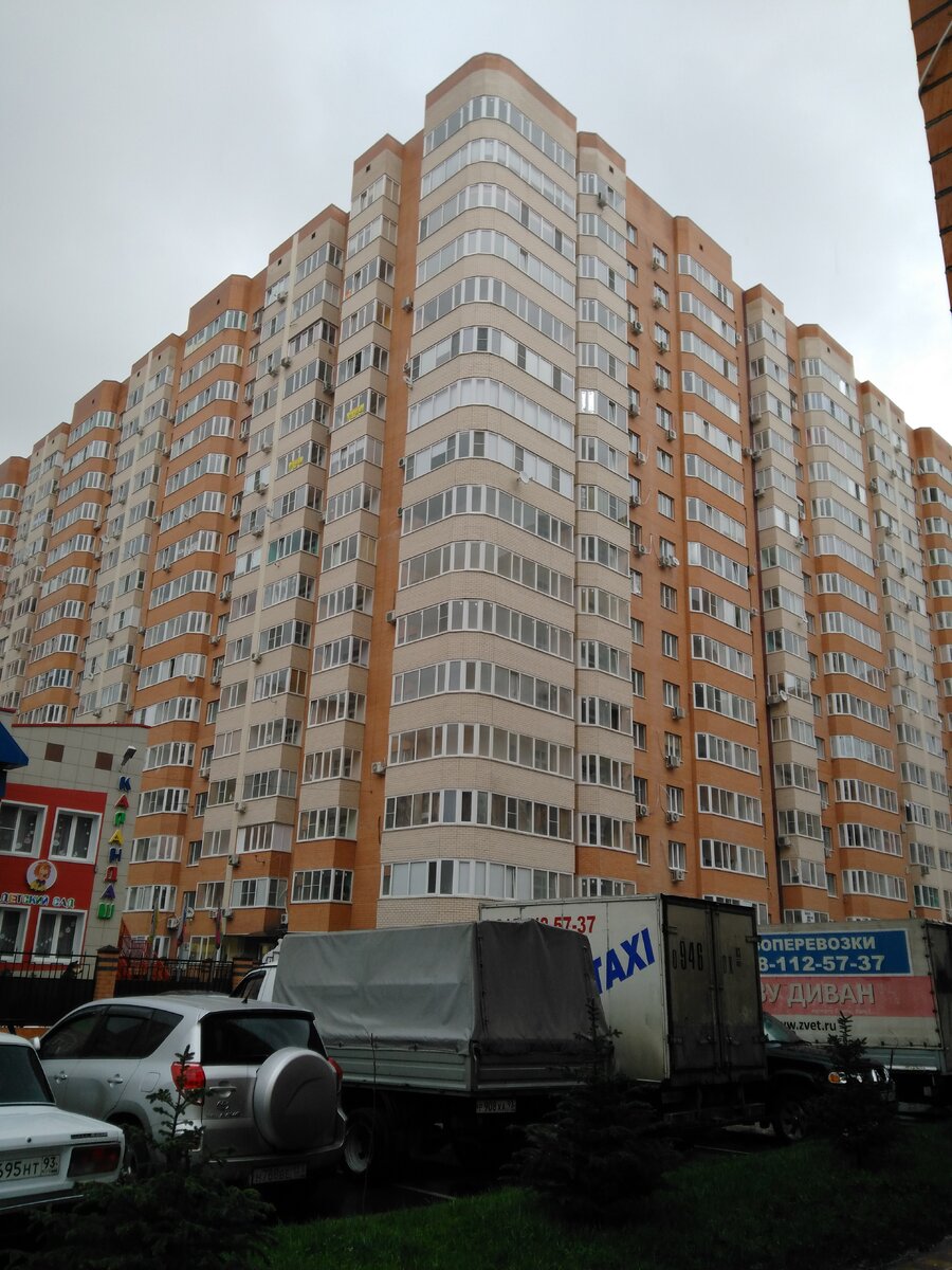 Строек в Краснодаре  - не перечесть, чаще всего это высотки-человейники, но иногда встречаются очень ничего себе