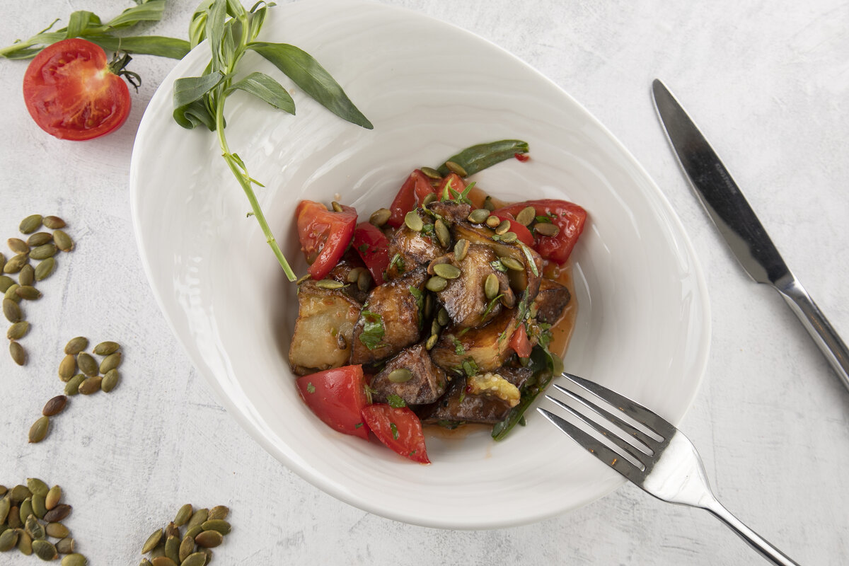 Салат из баклажанов с помидорами