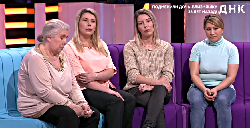  Стоп кадр из видео https://www.youtube.com/watch?v=QCCWM7-ZB1E&list=PLSgy-gJ-dkS-P7QBfQ4193j4KY9AtodIo&index=236. Мама, Ульяна, Ксения, Яна, слева на право