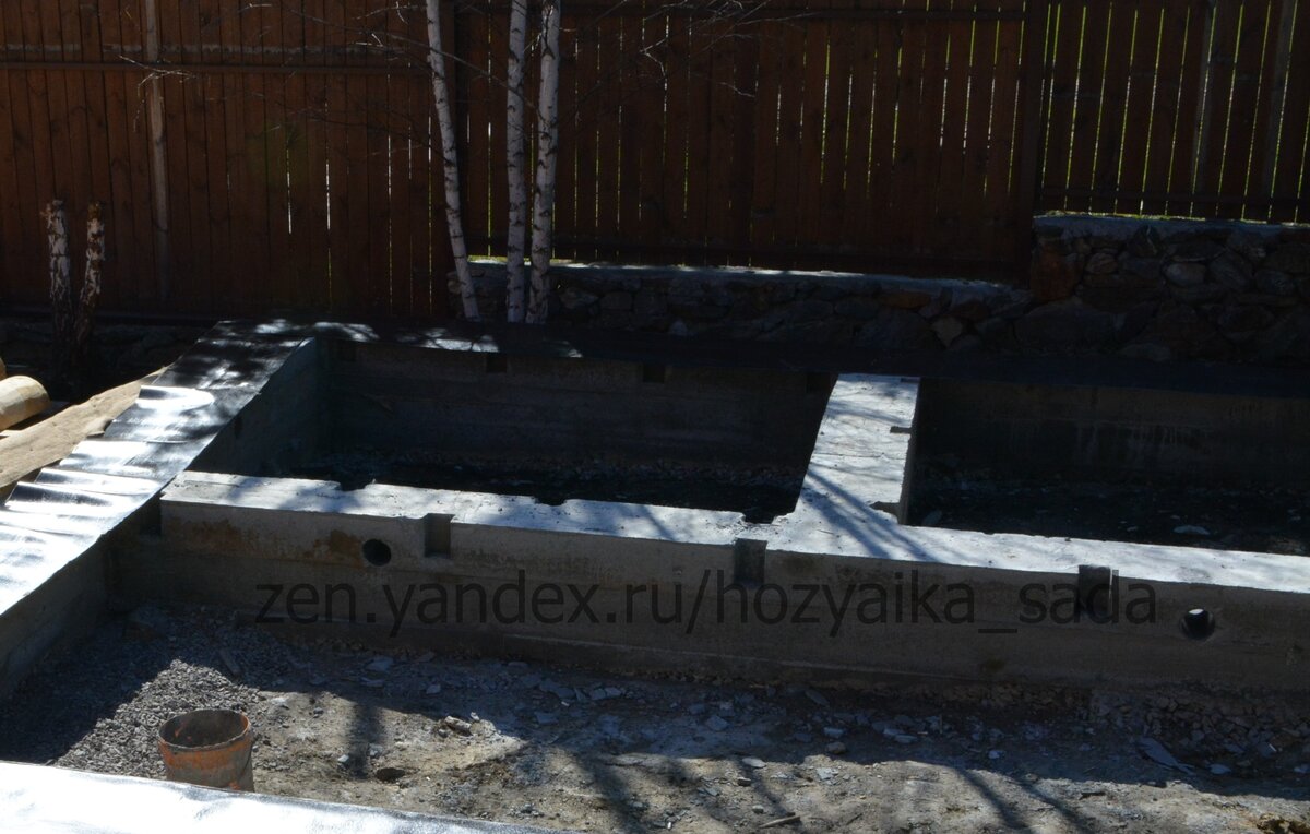 фундамент готов к возведению сруба, закладные для лаг и продухи заложены в фундамент.