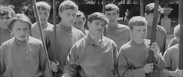Коля Годовиков в первом ряду справа. “Республика ШКИД” 1966 г.