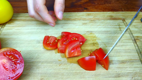 Никогда не думала, что меня можно удивить салатом из помидоров. Вкусно так, что ни капли заправки не остается. Хлеб в…