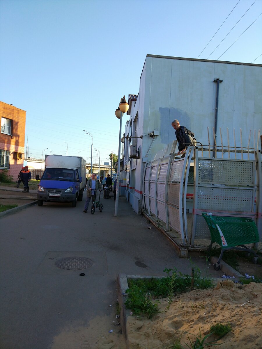 Заборы с кольями и колючей проволокой.