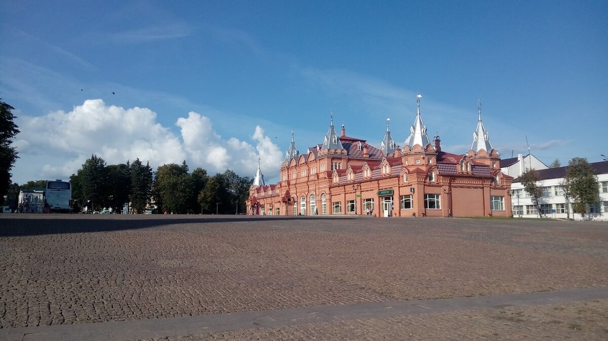  Площадь перед главным входом.