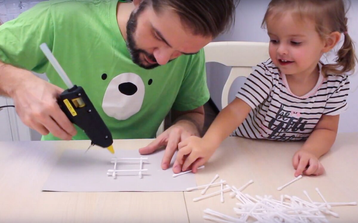 Палочки оказались очень удобны для конструирования. Фотография автора