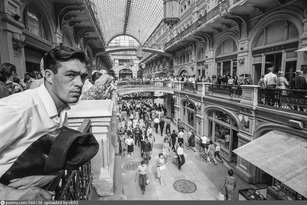 В ГУМе, 1966 г. Автор Hans Gerber.