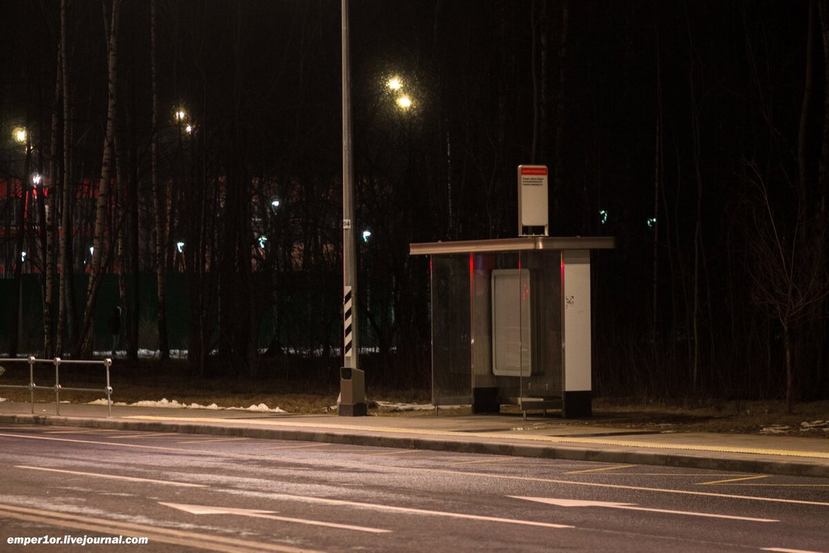 Остановка автобуса №352 у пл. Долгопрудная.