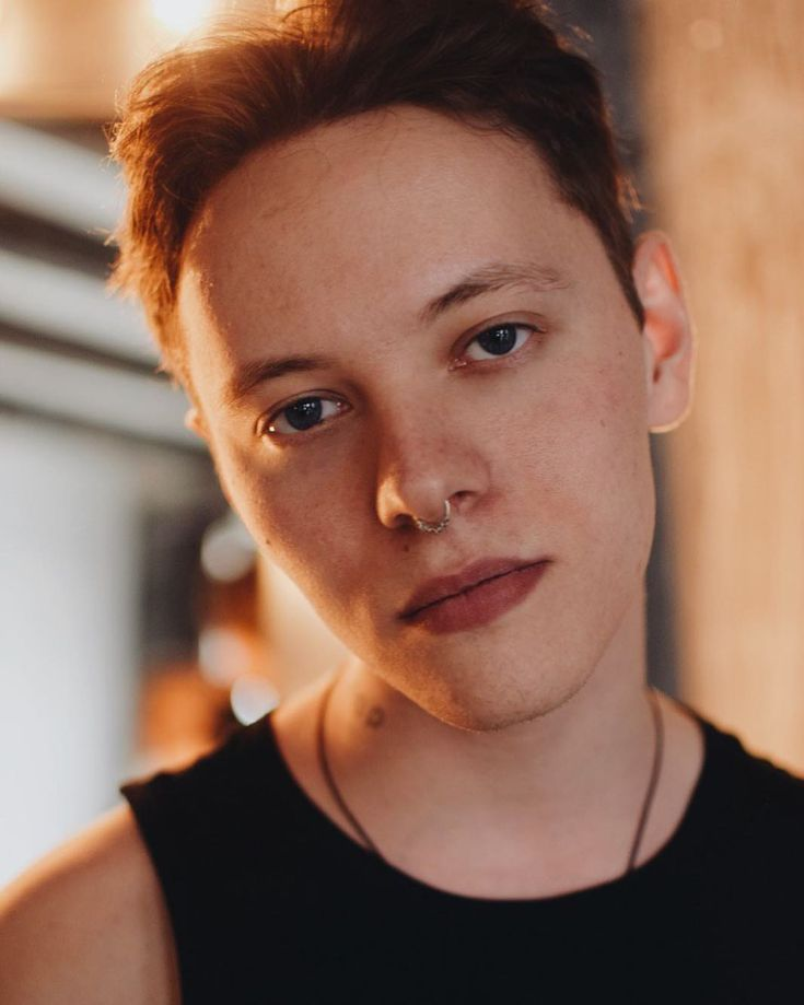 Эдуард Шарлот
Дата рождения 7 февраля 1998г (22года)
Родился в САМАРЕ , РФ.
Участвовал в ПЕСНИ по ТНТ  во 2 сезоне