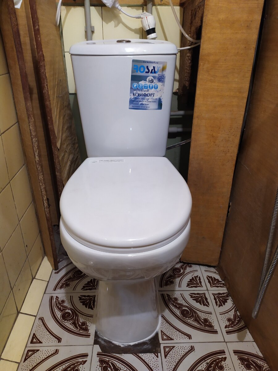 Монтаж компакт унитаза. Соединить унитаз с канализацией. Унитаз в частном доме. Монтаж компакт унитаза. Монтаж унитаза с горизонтальным выпуском схема монтажа.