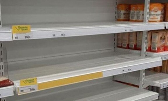 прошу прощения за качество, видно плохо, но полки реально пусты