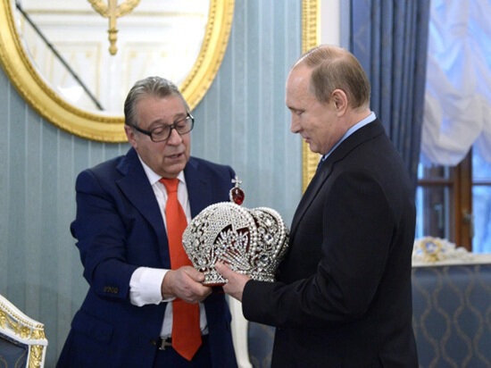 1 декабря 2015 года сатирик Геннадий Хазанов подарил Путину копию короны Российской империи. Путин примерять подарок не стал и надел его на голову сатирика.