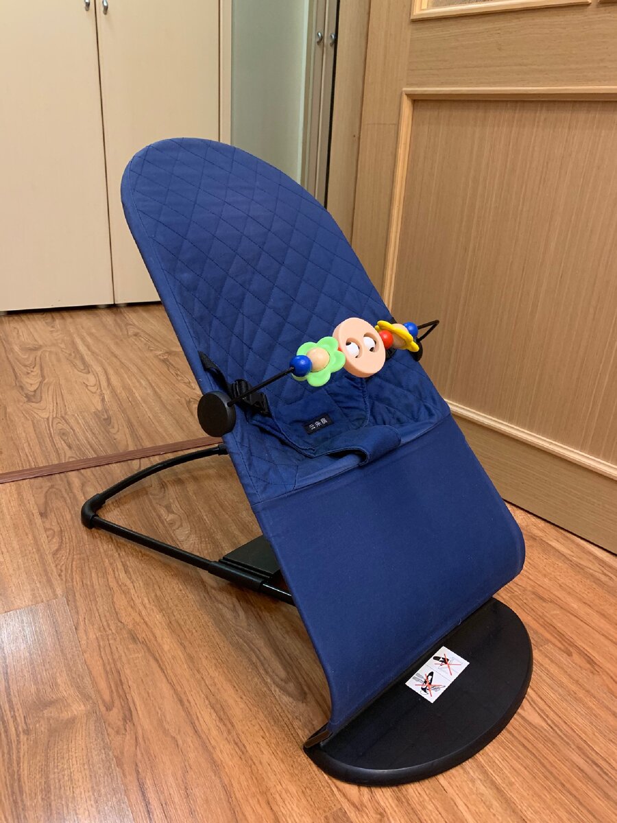 Устойчивое кресло с пружинным механизмом, позволяющее менять угол наклона спинки