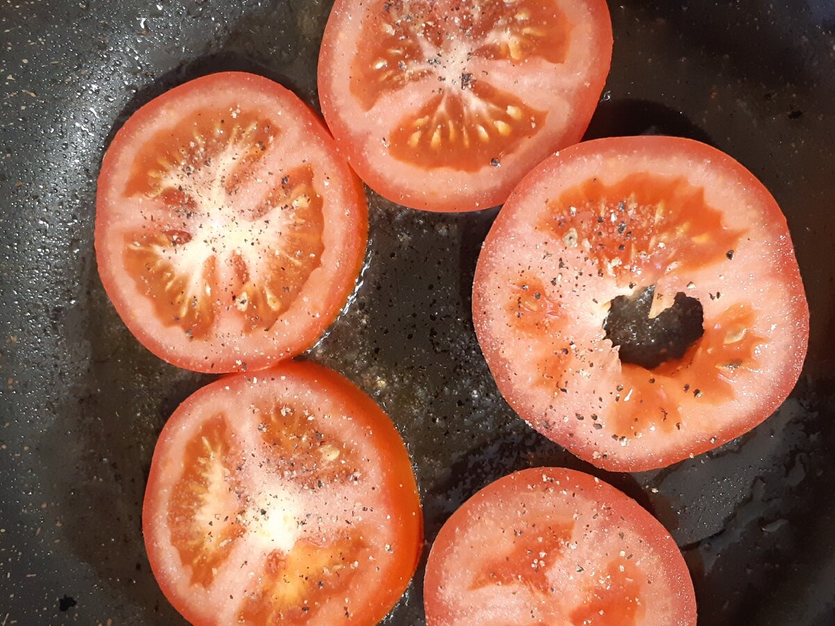 Берем свежий помидор, нарезаем кольцами, солим , перчим по вкусу, укладываем на разогретую сковороду и обжариваем с двух сторон.