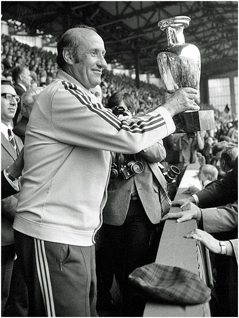      Гельмут Шён с кубком Европы