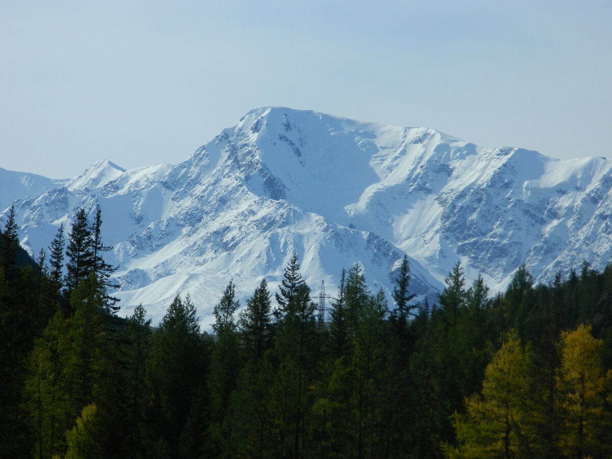 Горы в Алтае покрытые снегом