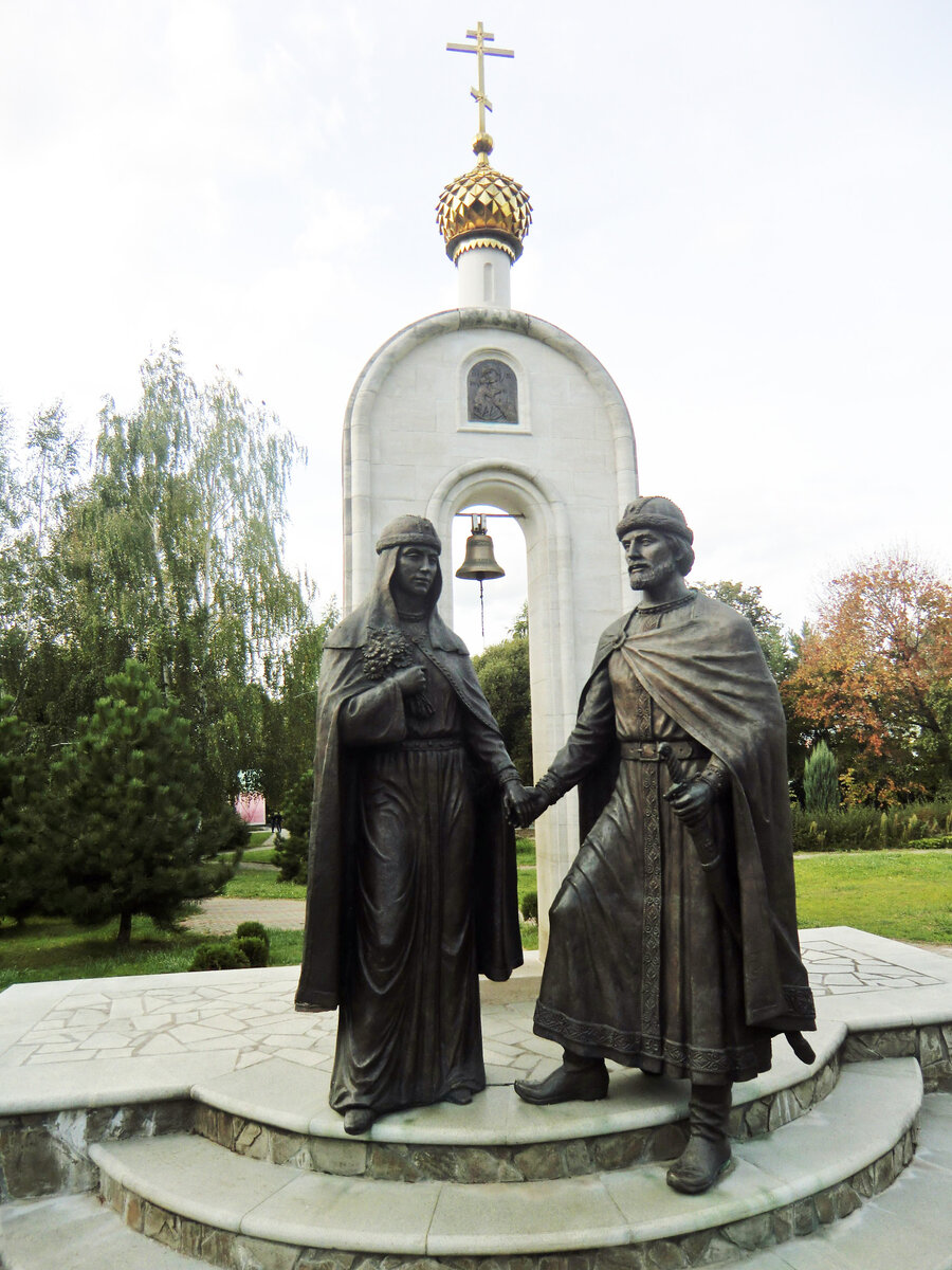 Памятник Петру и Февронии в Дмитрове. Памятник Петру и Февронии в Кирове. Памятник Петру и Февронии в Муроме. Памятник Петру и Февронии Киров Александровский сад.