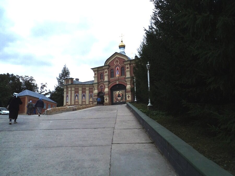 Вход в Свято-Духов скит. 28 августа 2013 год.(мое фото)