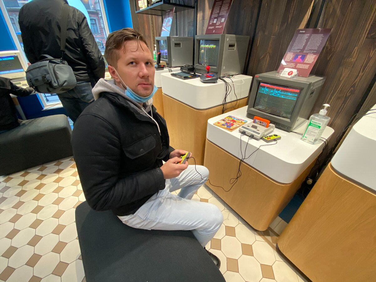 Маленький телевизор и такое знакомое Денди