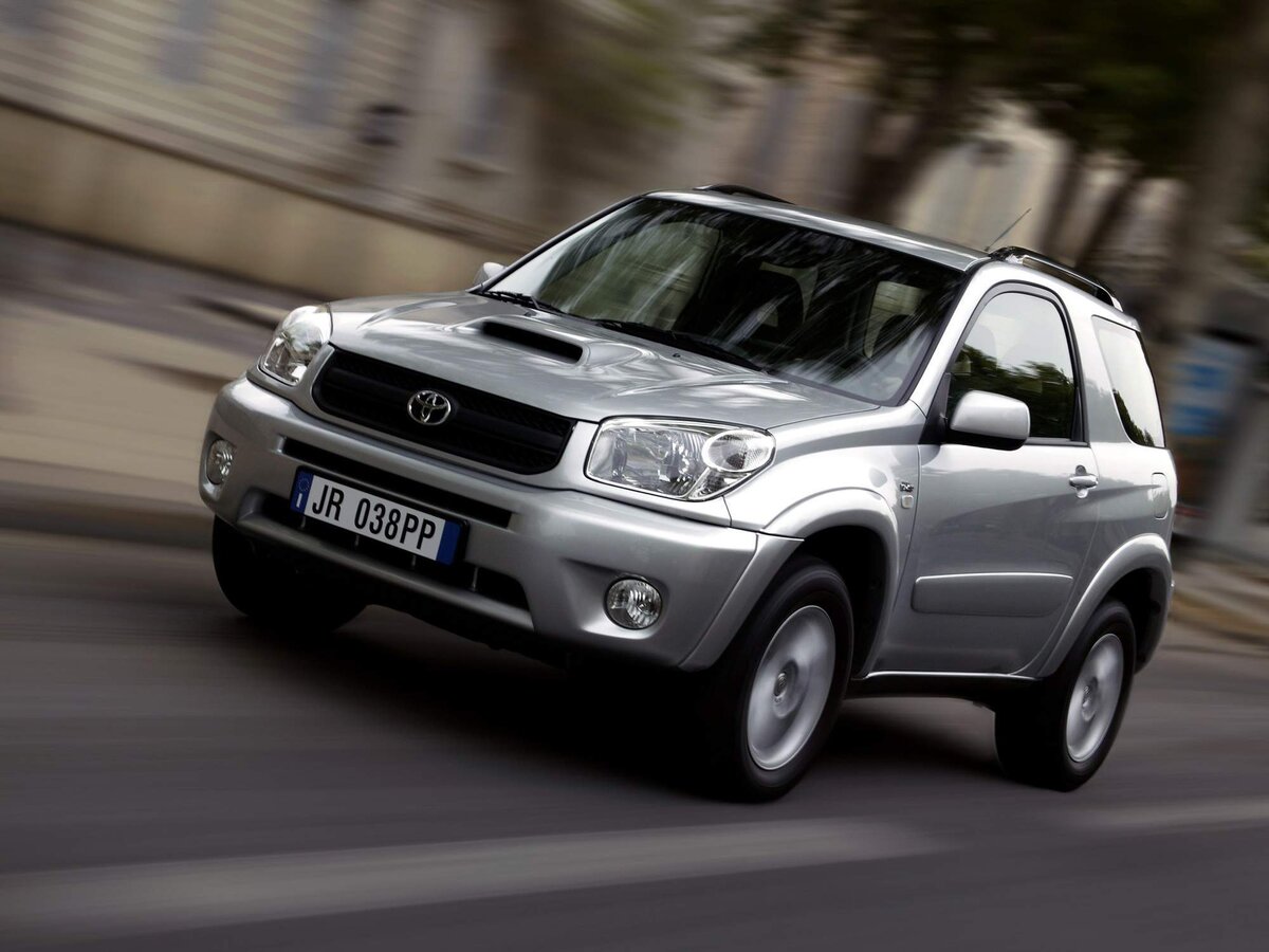 RAV4 2005 года в трехдверной модификации