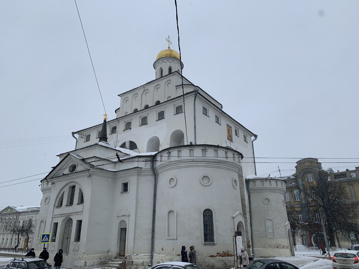 Ещё один узнаваемый ракурс. Сделать идеальное фото мешают провода – к сожалению, в центре города их действительно очень много
