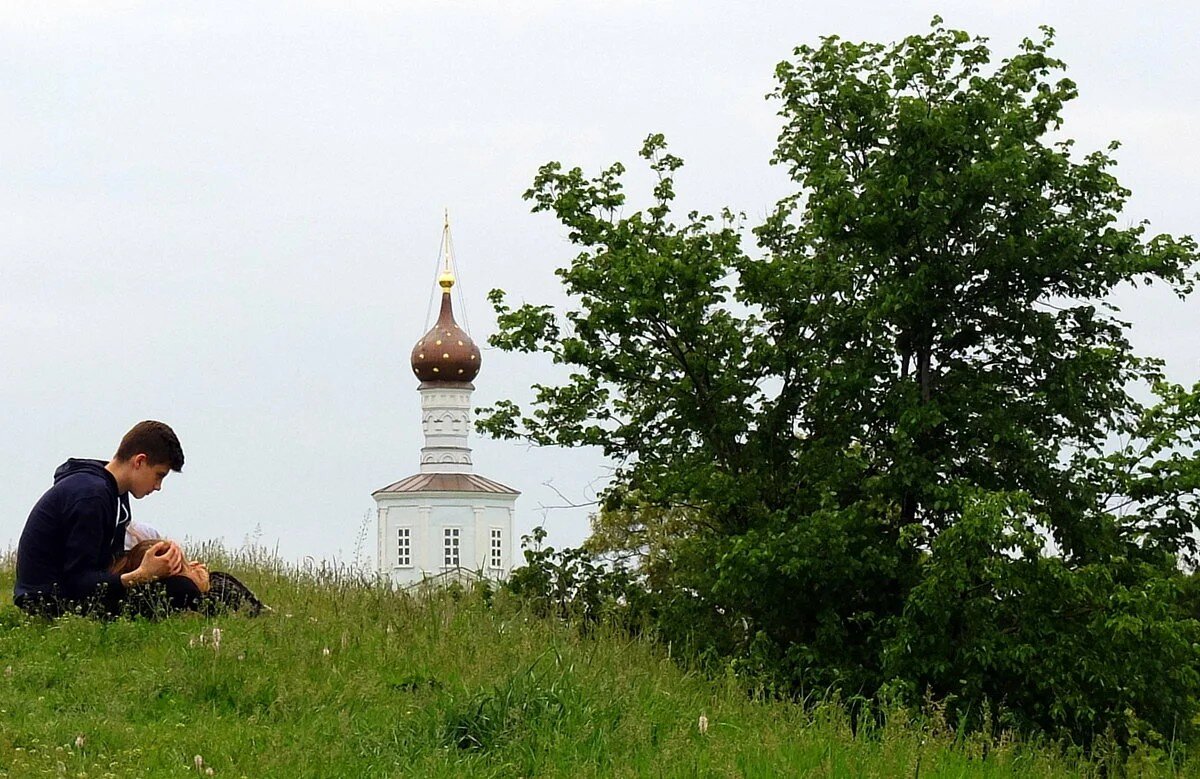 Креститься перед церковью