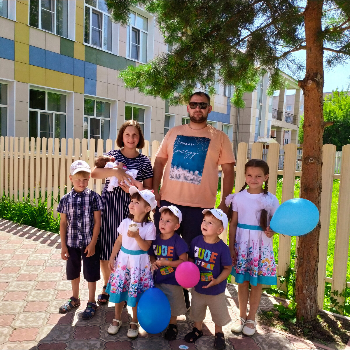 Пока все чистые и прилично одетые, сфотографировались 😀