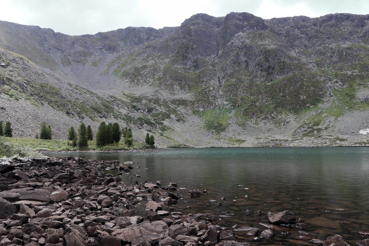 Озеро Манас – это высокогорное озеро Расположено у горы Кабарга в Республике Алтай в Чемальском районе, в 90 км. от села Чемал, около села Эдиган.