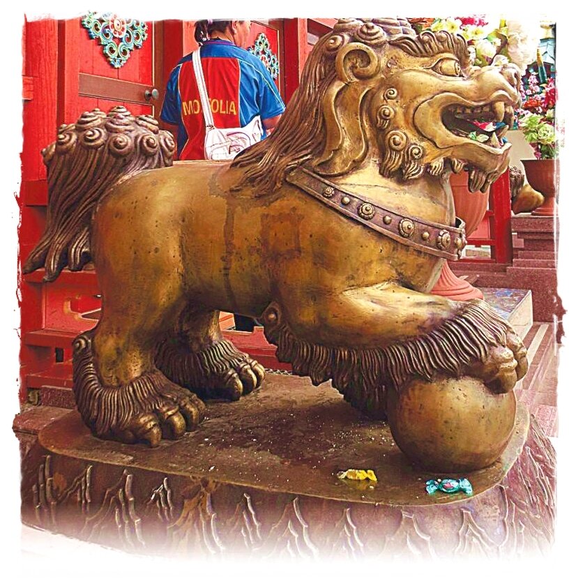 Лев-стражник перед входом в «резиденцию» Итигэлова