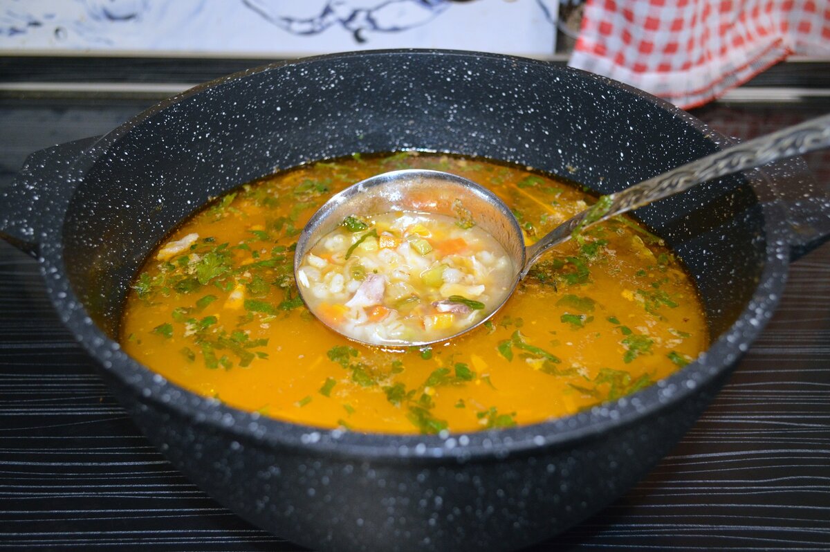 Суп с солеными огурцами, курицей и рисом