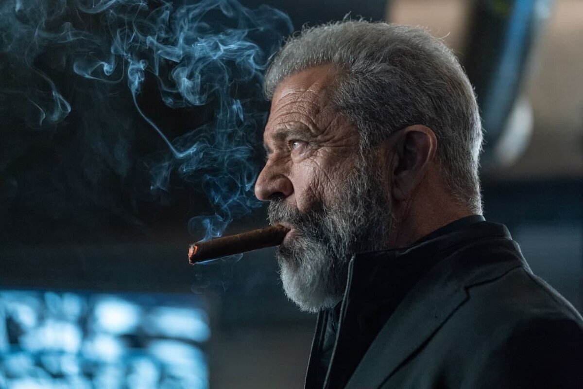 День Курка (2019) веселый кровавый боевичок в духе «Пушек Акимбо» 👍🏻 еще одна вариация «Дня Сурка» (когда герой застревает в одном дне). Как и в «Грани Будущего» ему приходится многократно умирать. Но подача стебовая и намного легче  👌🏻 Мэл Гибсон шикарен 🔥 играет злодея. Остальные тоже ничего (но никого не знаю 😅)

#kinoberiz 

