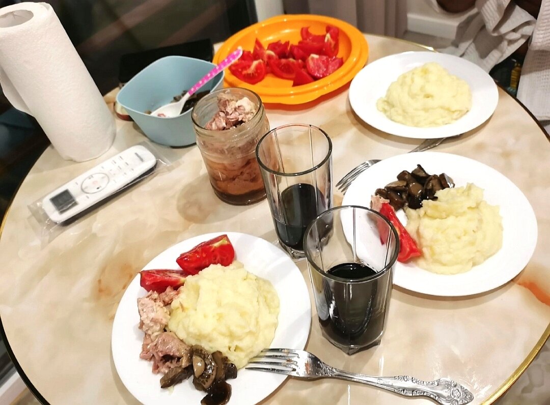 Даже в отпуск с собой брали. Домашняя тушёнка выручала, если в столовую идти неохота или их просто нет (пример: Фиолент)