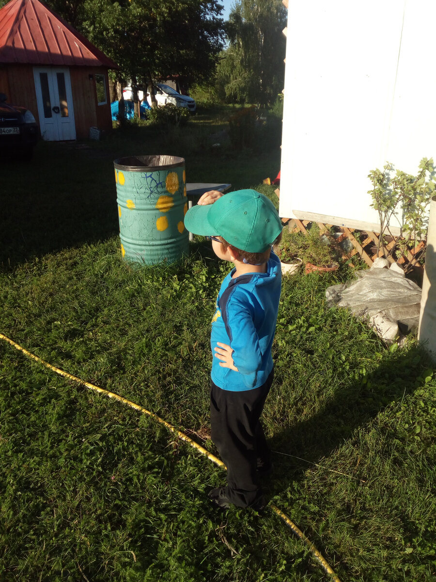 Внук ждет, когда ветерок сбросит его самолетик.