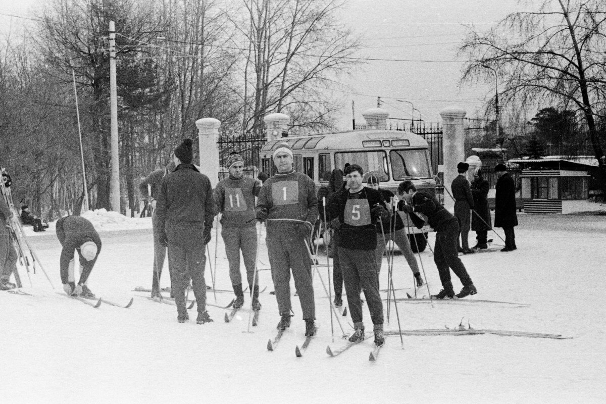 1976 год. Лыжники у главного входа в парк со стороны улицы Барклая