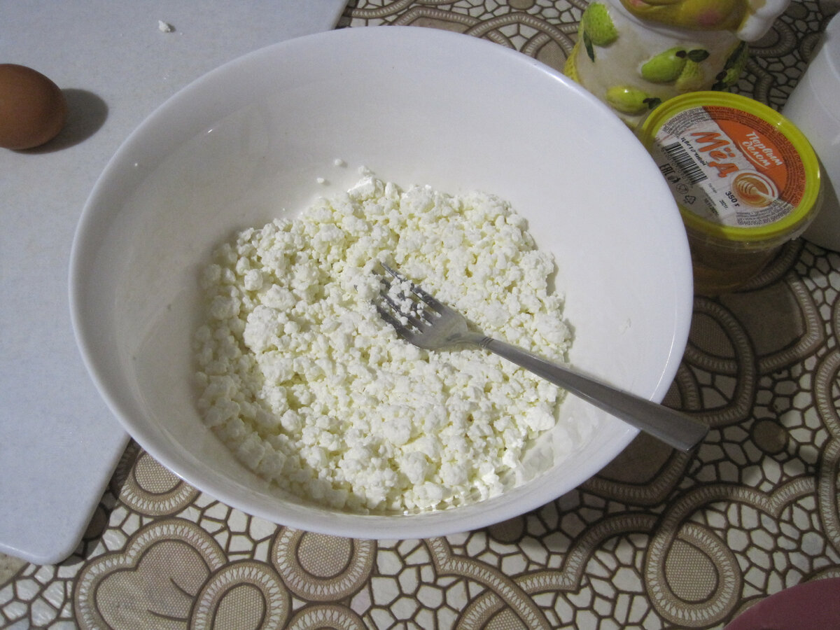 Творог для сырников разминаем вилкой. Фото автора oldp0var.