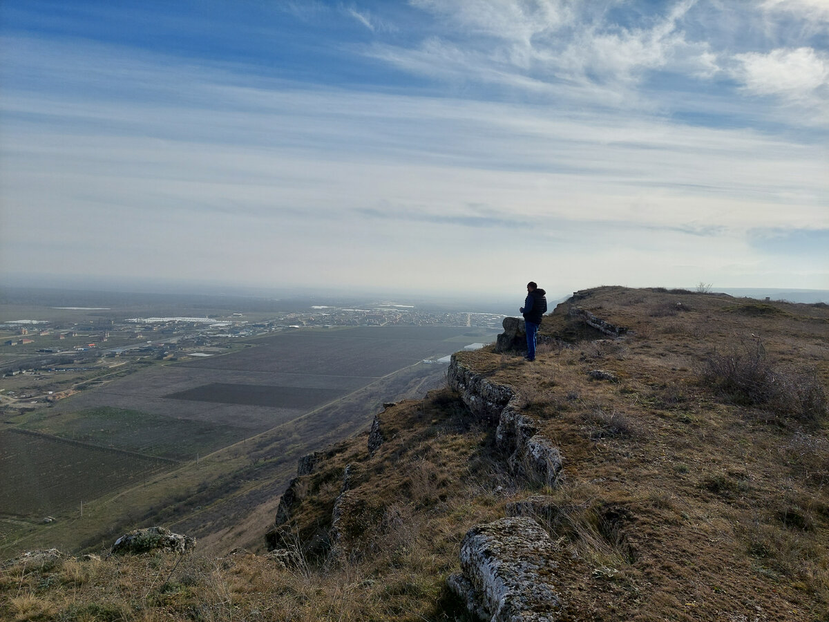 В далеке Каспийское море.