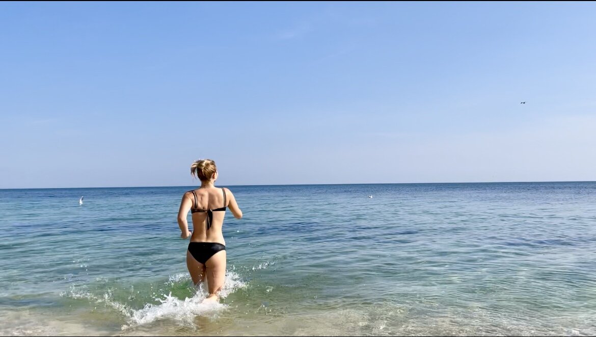 Жизнь в Крыму - вечное лето, из моря не вылезаем)) 