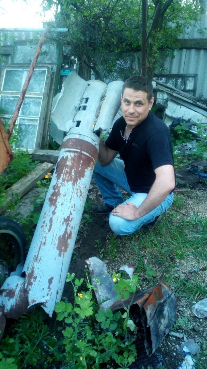 На фото мой брат на заднем дворе нашего дома, разрушенного в 2014 году.