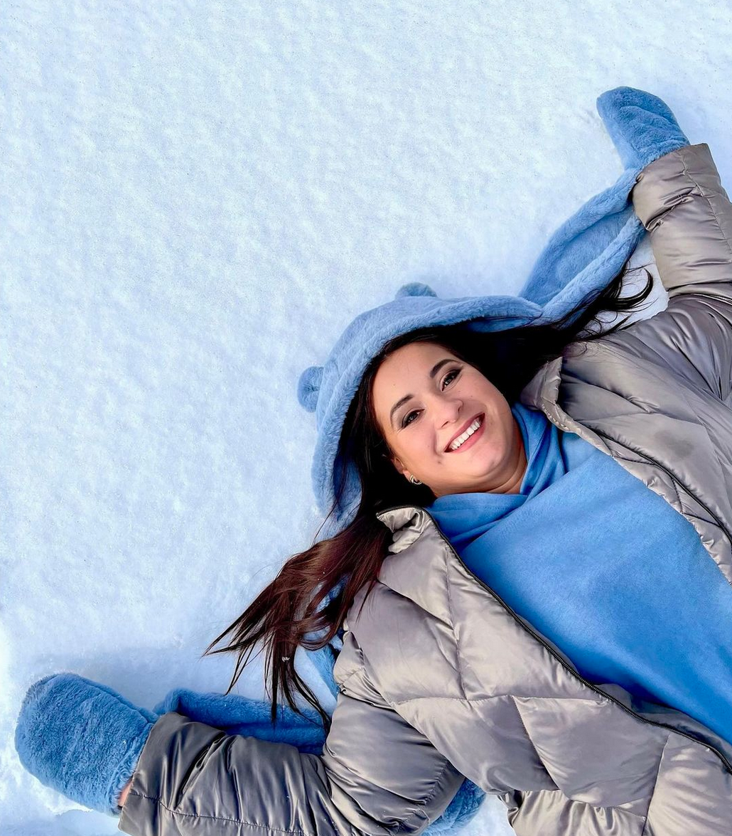 Меня зовут Вика, я — семейный психолог, телеведущая, автор книг «Это же ребенок» и «Это же любовь» и мама троих детей.
