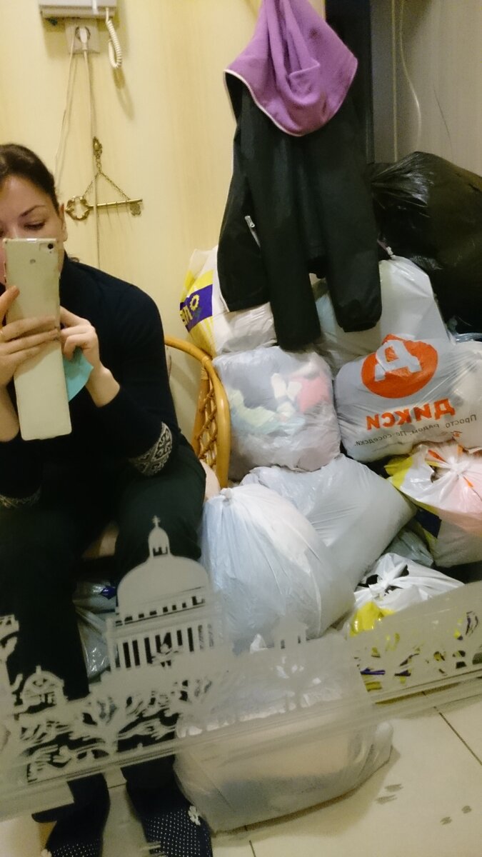 Сидишь вот так в коридорчике зареванная и ждешь, когда закончится ад... Эти фото я сделала специально, чтобы не забыть весь кошмар. Тогда не было блога и ничего не было. Но я знала где-то внутри, что так продолжаться не будет!