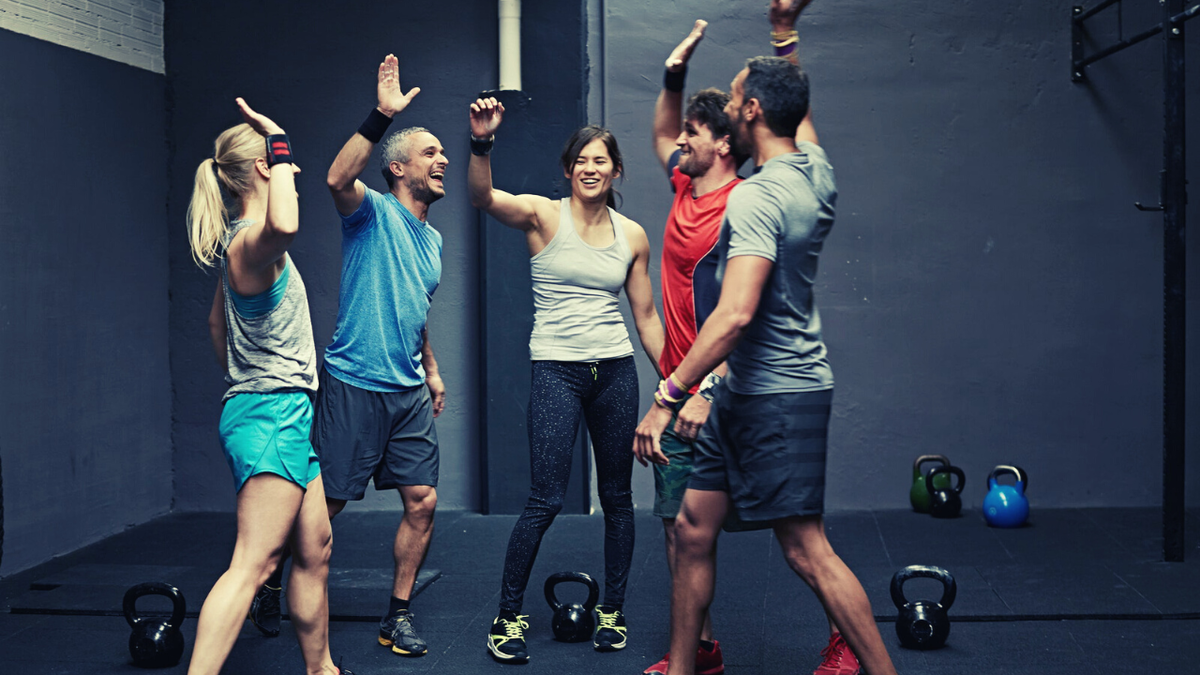 Levels social fitness. Спортивные люди. Люди в спортзале. Групповые занятия. Спортивная молодежь.