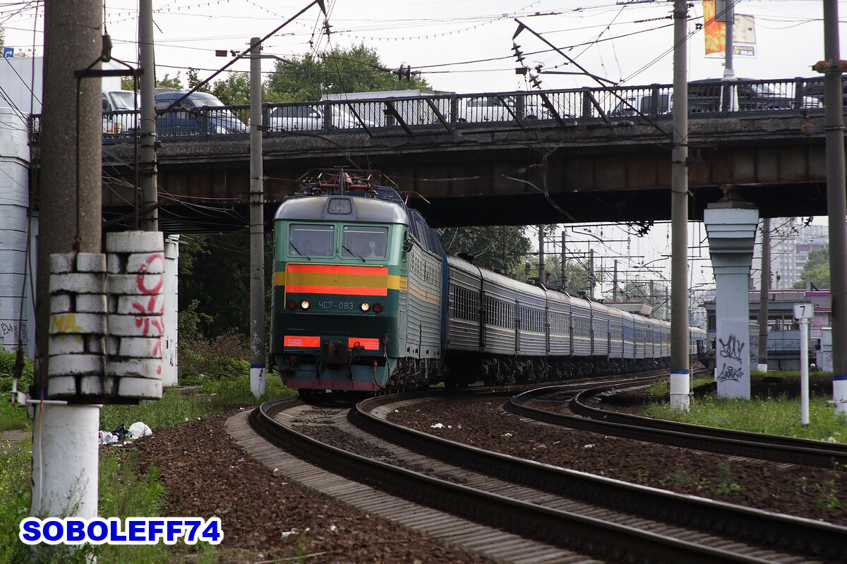 Электровоз ЧС7-083 с пассажирским поездом. Перегон Москва-Товарная-Курская - Люблино Московской железной дороги. Август 2009 года